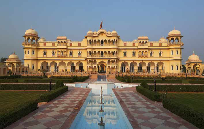 Luxury hotel near Ranthambore National Park with safari booking available